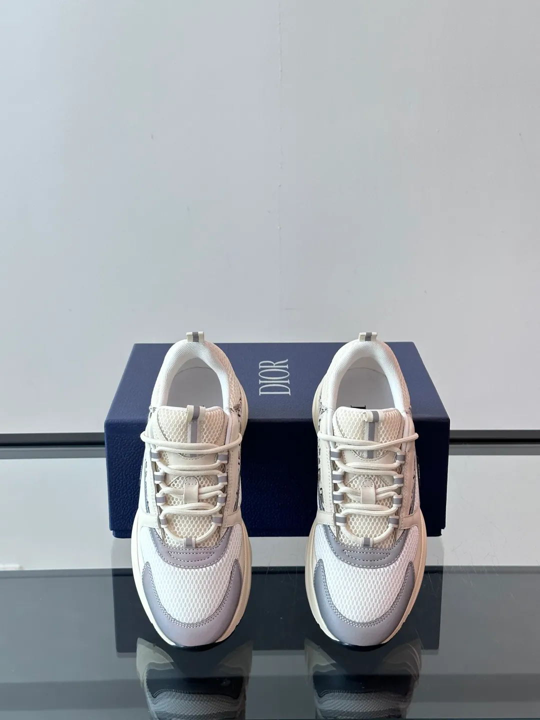 Factory price: 480💰 ◾️▫️Dior D®️ x 🆕 (high version) B22 men's jogging fashion sneakers, this single product draws inspiration from retro jogging shoes. It adopts a thick low-top design, with an upper made of black cow leather and mesh fabric, and a black and white engraved rubber sole. Black mesh fabric tongue and heel counters complement black laces, with an embossed "Di~r" logo embellishment on the side. These sneakers can be mixed and matched with a classic suit for a sporty chic look! Size: 39-45 (38, 46, 47 can be customized)
